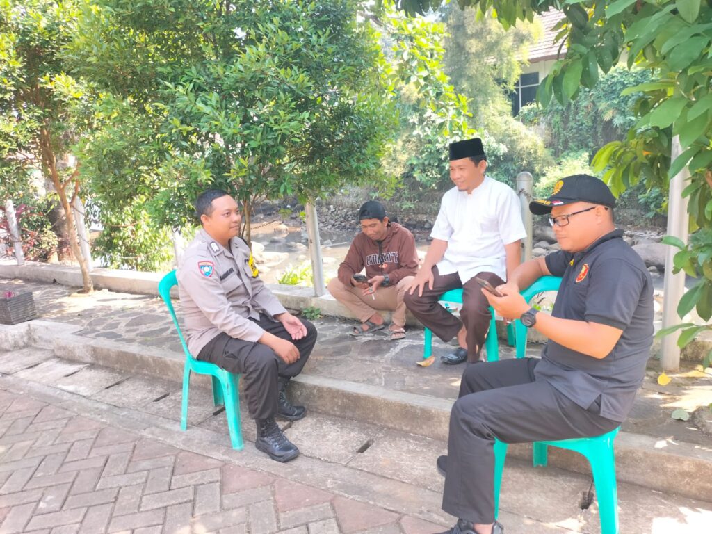 Bhabinkamtibmas Polsek Carita Kunjungi Tokoh Masyarakat di Desa Sukarame 8 WhatsApp Image 2024 07 17 at 23.39.32