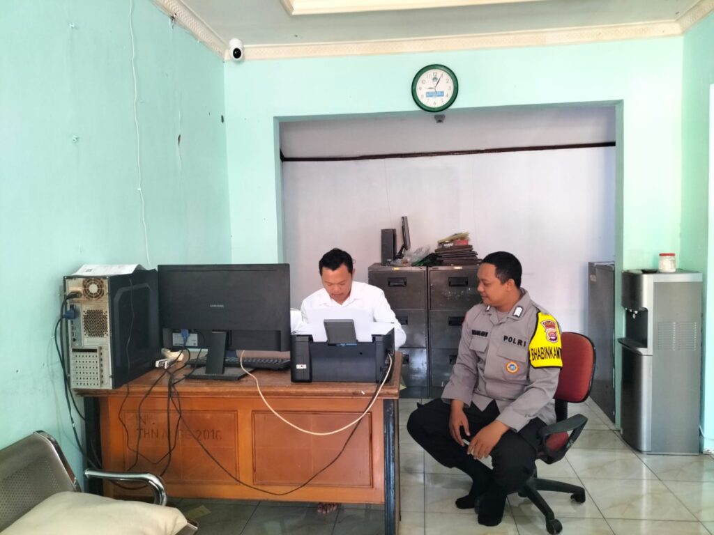 Bhabinkamtibmas Polsek Carita Datangi Kantor Desa Sukajadi, Desa Binaannya 10 WhatsApp Image 2024 07 17 at 23.43.27