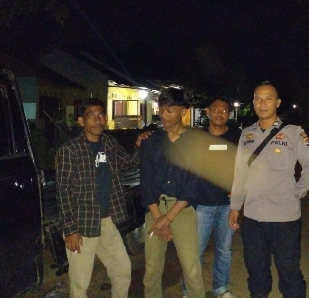 Bhabinkamtibmas Polsek Angsana Polres Pandeglang Brigadir Jumhani Laksanakan Patroli Dialogis di Desa Sumurlaban 5 WhatsApp Image 2024 07 19 at 05.41.30