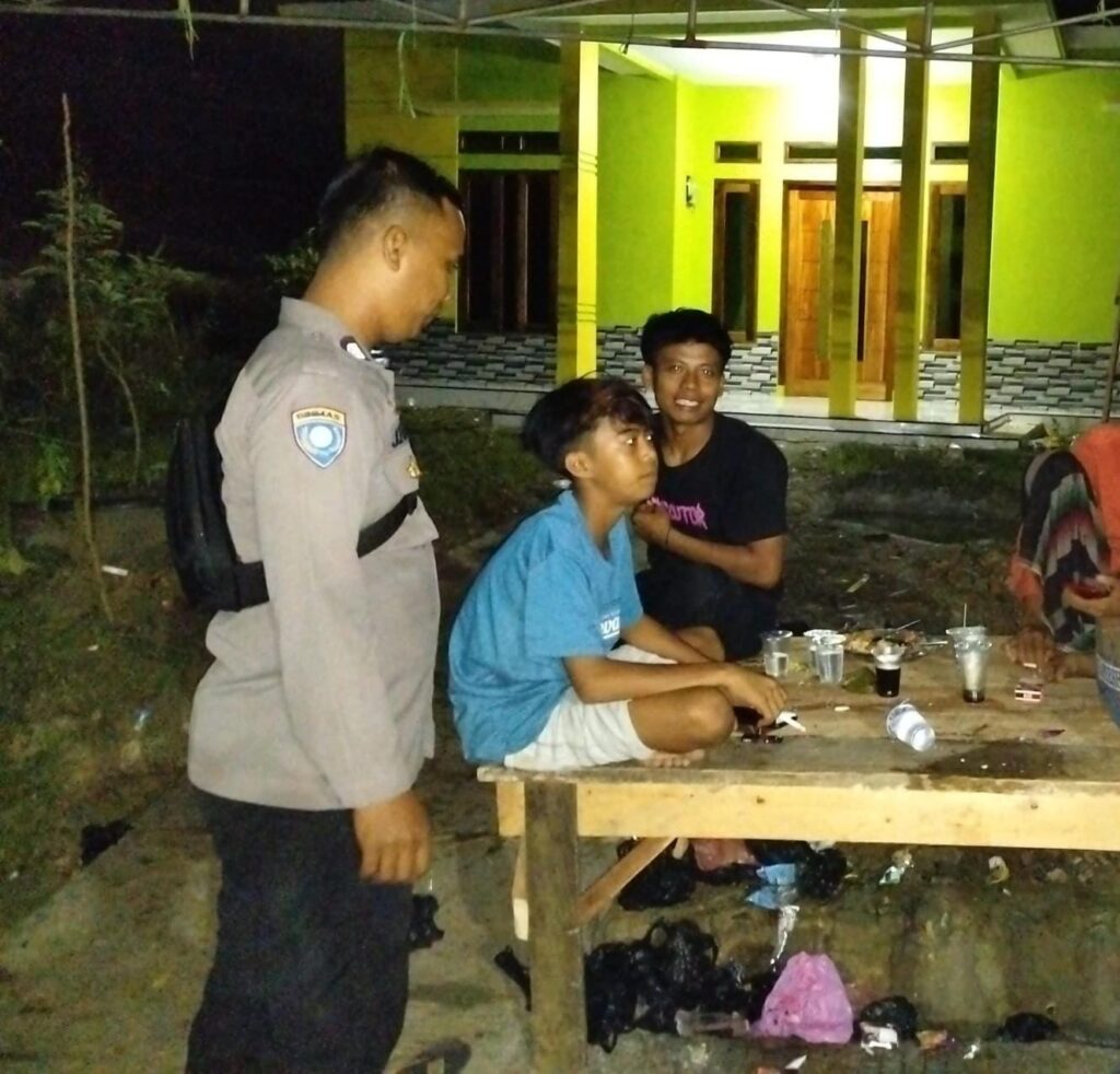 Bhabinkamtibmas Polsek Angsana Polres Pandeglang Brigadir Jumhani Laksanakan Patroli Dialogis di Desa Angsana 6 WhatsApp Image 2024 07 19 at 05.41.41