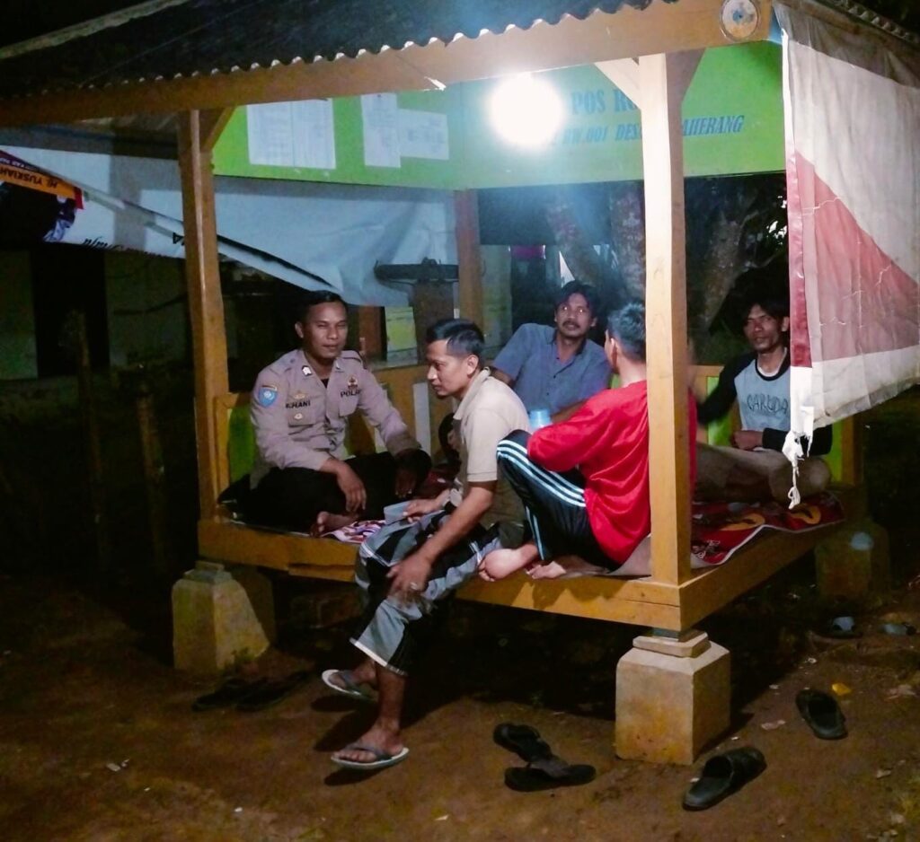 Bhabinkamtibmas Polsek Angsana Polres Pandeglang Brigadir Jumhani Sambangi Poskamling di Desa Angsana 7 WhatsApp Image 2024 07 19 at 05.41.50