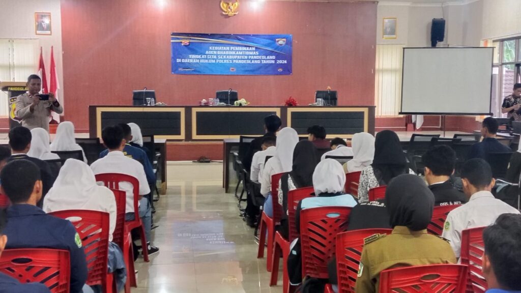 Polsek Carita Dampingi Ketua OSIS SLTA dalam Kegiatan Pembinaan di Polres Pandeglang 9 WhatsApp Image 2024 07 19 at 05.42.37