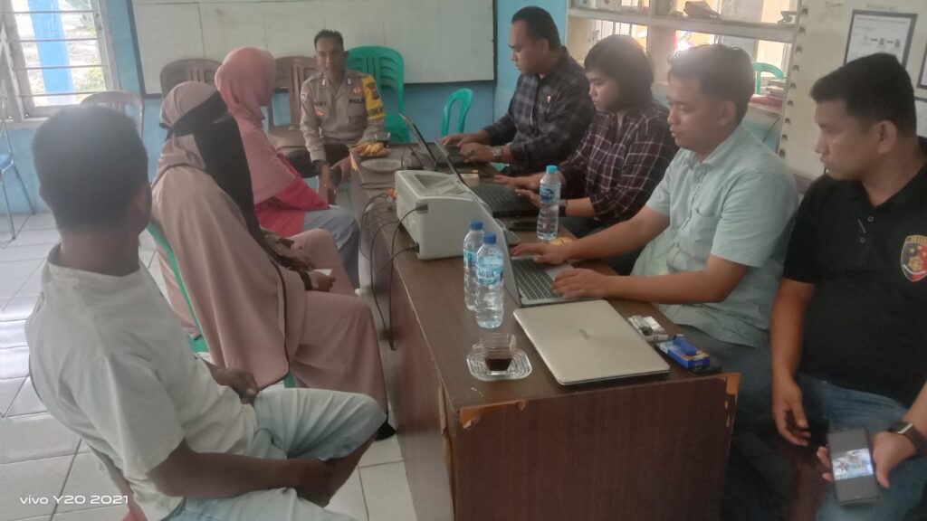 Bhabinkamtibmas Polsek Carita Melaksanakan Sambang di Desa Banjarmasin 10 WhatsApp Image 2024 07 19 at 05.44.45