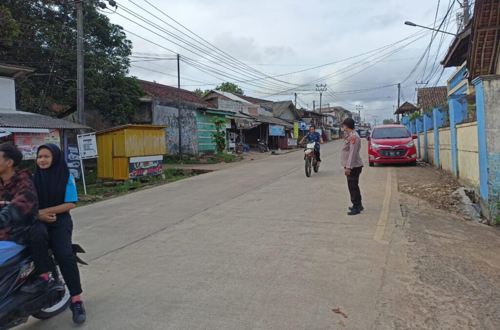 Personil Polsek Bojong Polres Pandeglang Menggelar Rutinitas Kegiatan Strong Point Pagi di Persimpangan Pasar Bojong 1 WhatsApp Image 2024 07 19 at 07.43.12