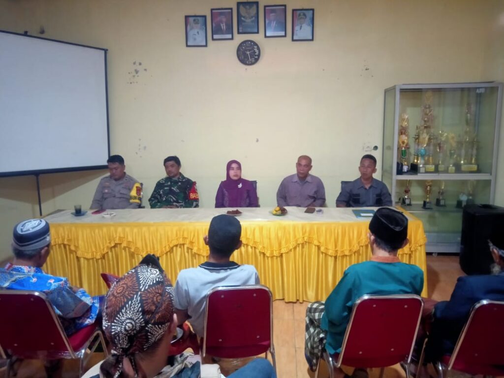 Bhabinkamtibmas Polsek Bojong Polres Pandeglang Mediasi Sengketa Lahan di Desa Banyumas 1 WhatsApp Image 2024 07 19 at 17.25.59