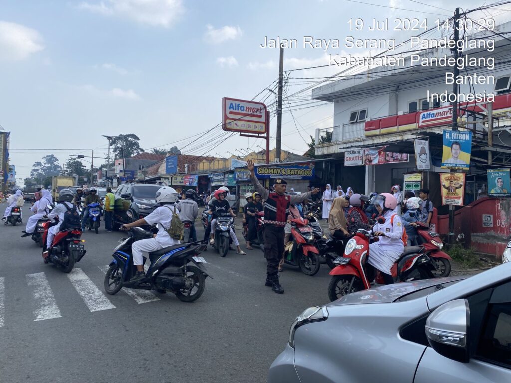 Sat Samapta Polres Pandeglang Gelar Strong Point Jelang Pulang Sekolah di Persimpangan Cigadung 4 WhatsApp Image 2024 07 19 at 17.59.01