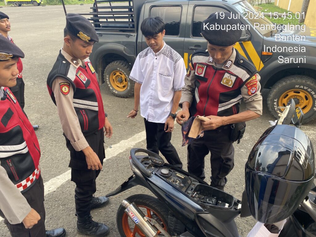 Sat Samapta Polres Pandeglang Cegah Aksi Balap Liar dengan Pengecekan Bawaan Remaja di Stadion Badak Pandeglang 2 WhatsApp Image 2024 07 19 at 17.59.05