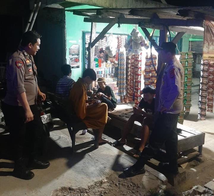 Cegah Kriminalitas, Anggota Piket Polsek Angsana Polres Pandeglang Rutin Patroli Dialogis 1 WhatsApp Image 2024 07 19 at 19.36.26