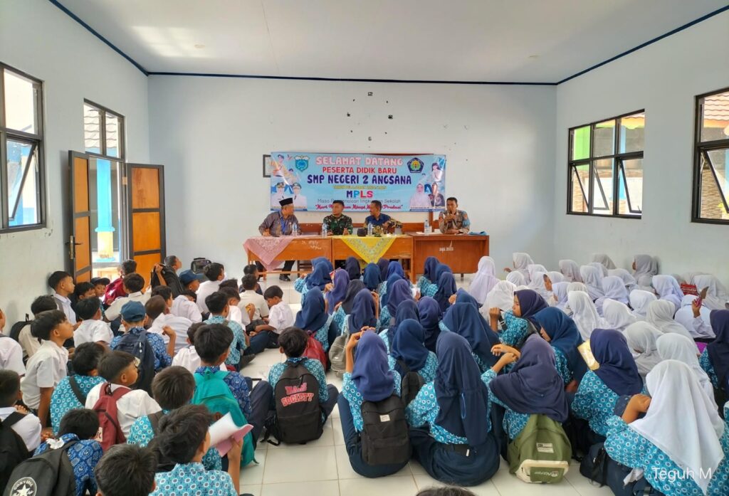 Kanit Propam Polsek Angsana Berikan Penyuluhan Kenakalan Remaja Saat MPLS di SMPN 2 Angsana 2 WhatsApp Image 2024 07 19 at 19.37.06