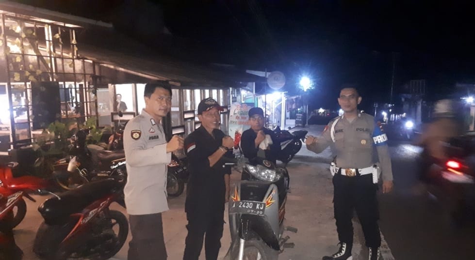 Patroli Dialogis, Anggota Polsek Saketi Sampaikan Pesan Kamtibmas 4 WhatsApp Image 2024 07 19 at 20.26.48