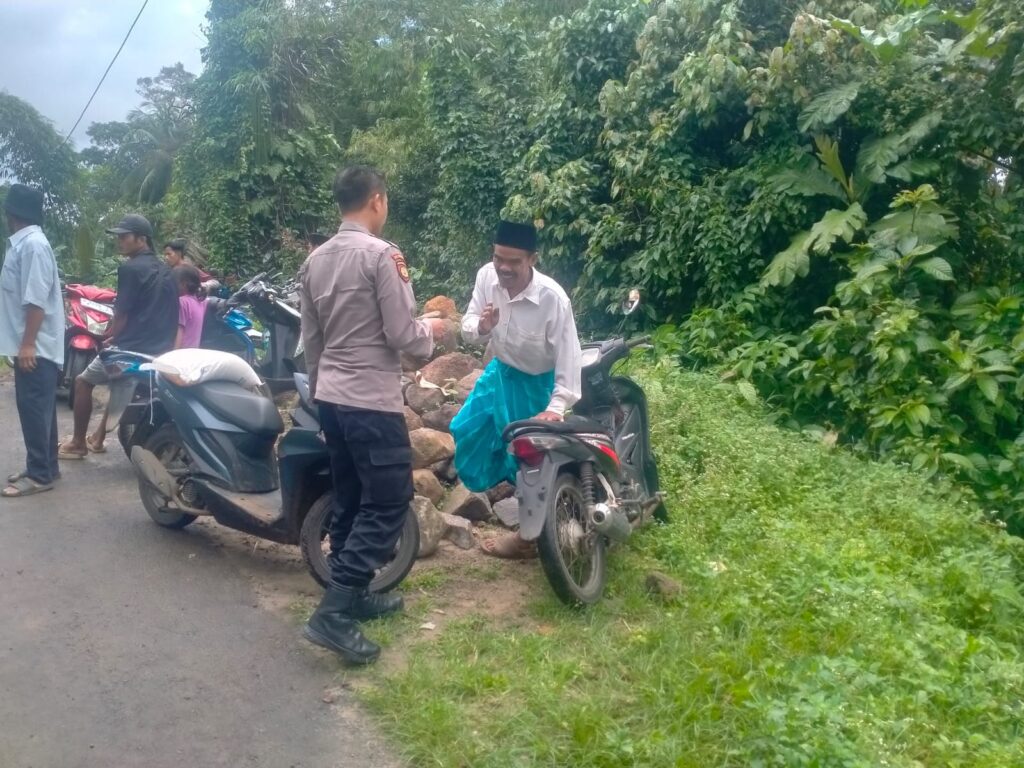 Rutinitas Bhabinkamtibmas Polsek Mandalawangi Polres Pandeglang: Sambang dan Silaturrahmi Ciptakan Kamtibmas yang Aman dan Kondusif 6 WhatsApp Image 2024 07 19 at 20.40.36