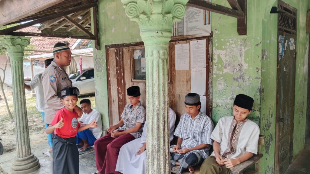 Kanit Binmas Polsek Carita Himbau Santri Jauhi Narkoba dan Minuman Keras 9 WhatsApp Image 2024 07 19 at 22.59.56