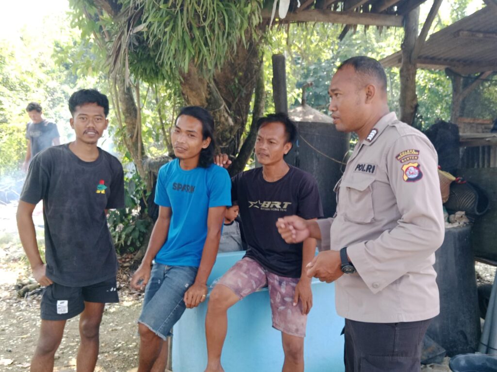 Personil Polsek Carita Bripka Eko Nurdiansyah Himbau Pemuda Desa Sukarame untuk Menjauhi Tindakan Kriminal 6 WhatsApp Image 2024 07 19 at 23.01.44