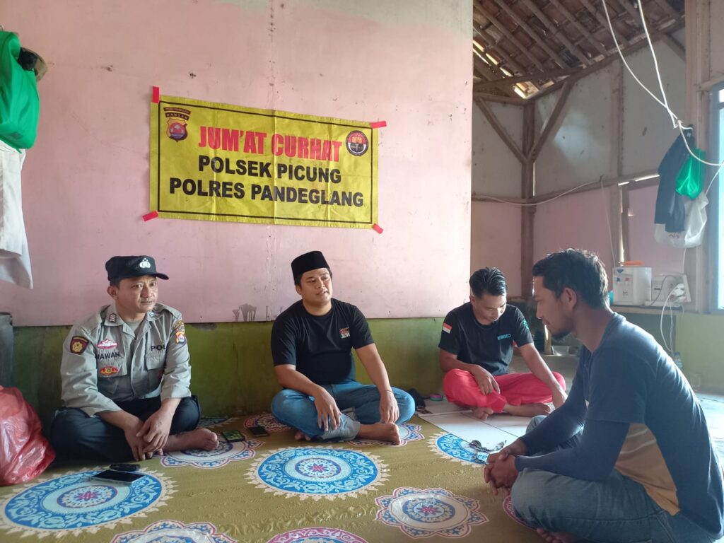 Bhabinkamtibmas Polsek Picung Desa Ciherang Gelar Jumat Curhat di Kampung Pasir Bingluh 7 WhatsApp Image 2024 07 20 at 00.26.36