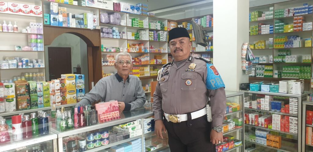 Personil Polsek Picung Bripka Elang Patroli dan Sambangi Apotek di Pasar Picung 9 WhatsApp Image 2024 07 20 at 00.27.07