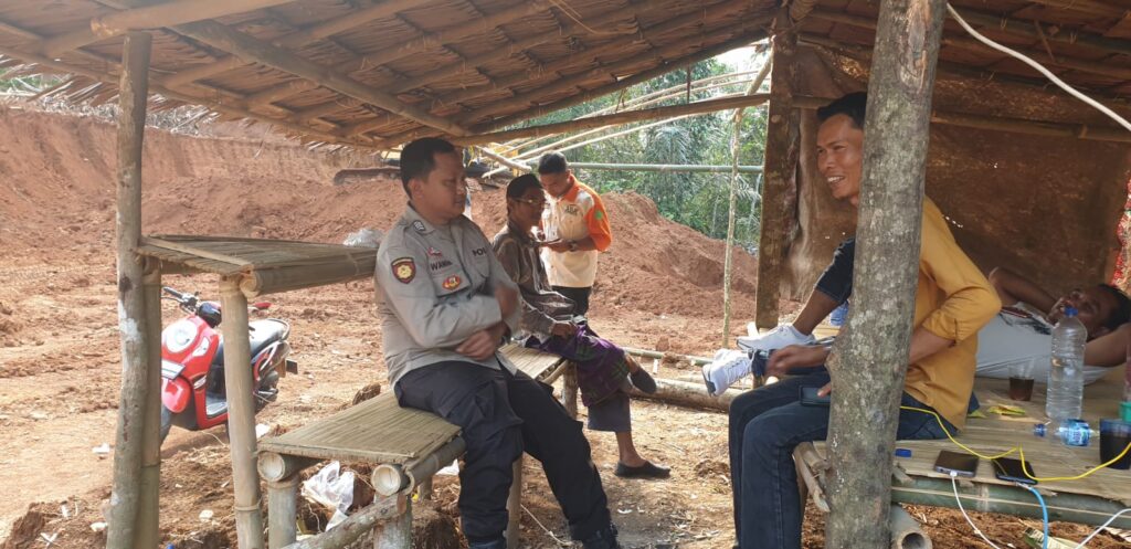 Polsek Picung Gelar Patroli Dialogis dan Berikan Arahan di Lokasi Galian Tanah Merah Desa Cililitan 1 WhatsApp Image 2024 07 20 at 00.27.47
