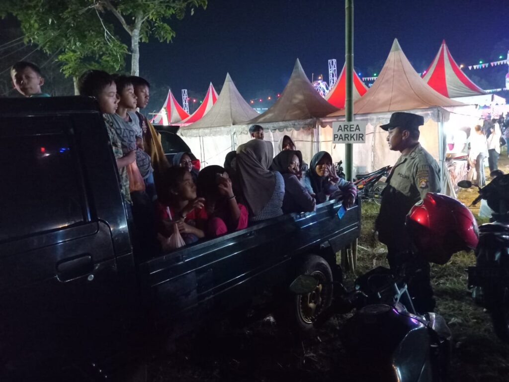 Polsek Picung Melaksanakan Patroli dan Memberikan Himbauan kepada Pengunjung Pasar Malam di Kp Kadumula 2 WhatsApp Image 2024 07 20 at 00.28.28