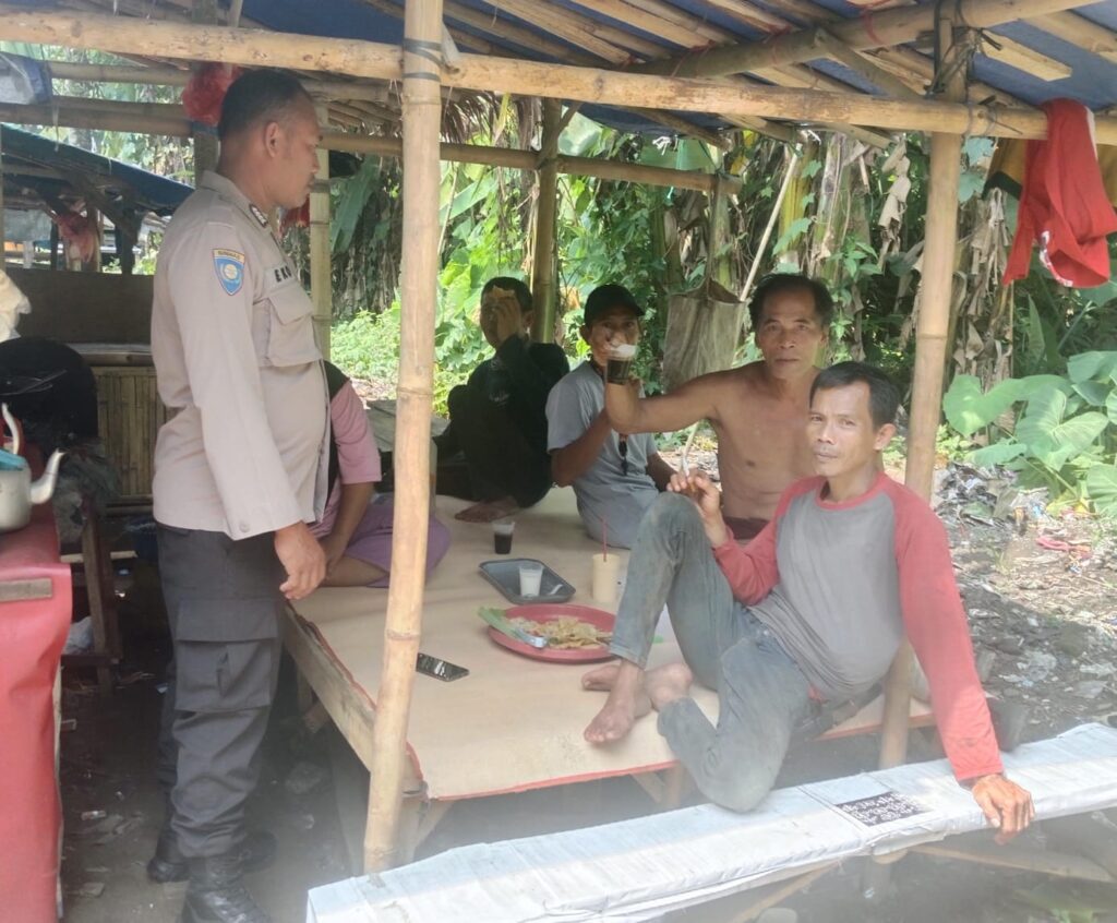 Personil Polsek Carita Bripka Eko Jalankan Patroli Dialogis untuk Meningkatkan Keamanan Lingkungan 3 WhatsApp Image 2024 07 20 at 05.43.14