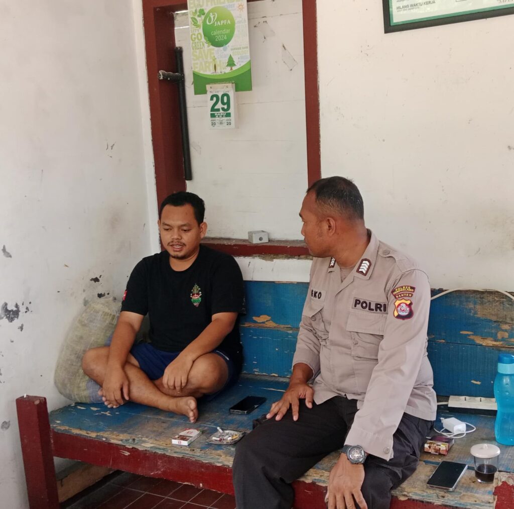 Personil Polsek Carita Bripka Eko Terima Curhatan Masyarakat tentang Keamanan dan Ketertiban 4 WhatsApp Image 2024 07 20 at 05.45.54