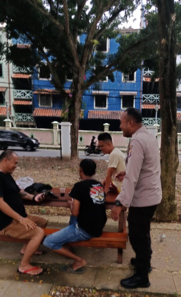 Personil Polsek Carita Bripka Eko Berdialog dan Bersenda Gurau dengan Pengunjung Pantai untuk Meningkatkan Kedekatan 5 WhatsApp Image 2024 07 20 at 05.48.29