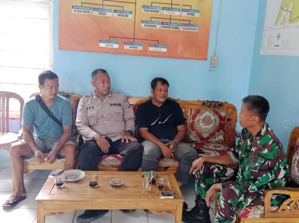 Bripka Eko dan Personil Polsek Carita Jalin Sinergi dengan Babinsa Desa Banjarmasin 7 WhatsApp Image 2024 07 20 at 05.52.42