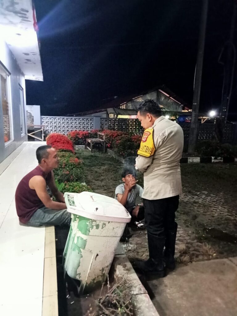 Personil Polsek Carita Bripka Bobi Berdialog dengan Supir Truk di SPBU Malam Hari 9 WhatsApp Image 2024 07 20 at 06.09.09