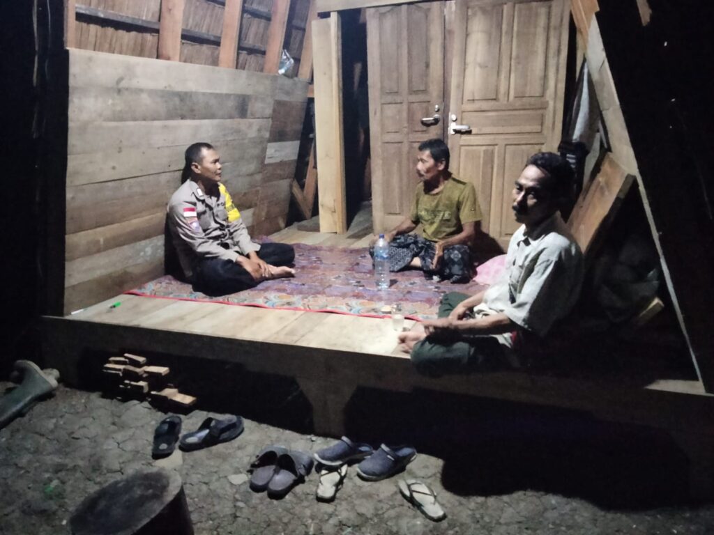 Giat Rutin Anggota Polsek Cikeusik Gelar Patroli Malam dan Sambangi Masyarakat Desa Cikeusik 10 WhatsApp Image 2024 07 20 at 06.14.48