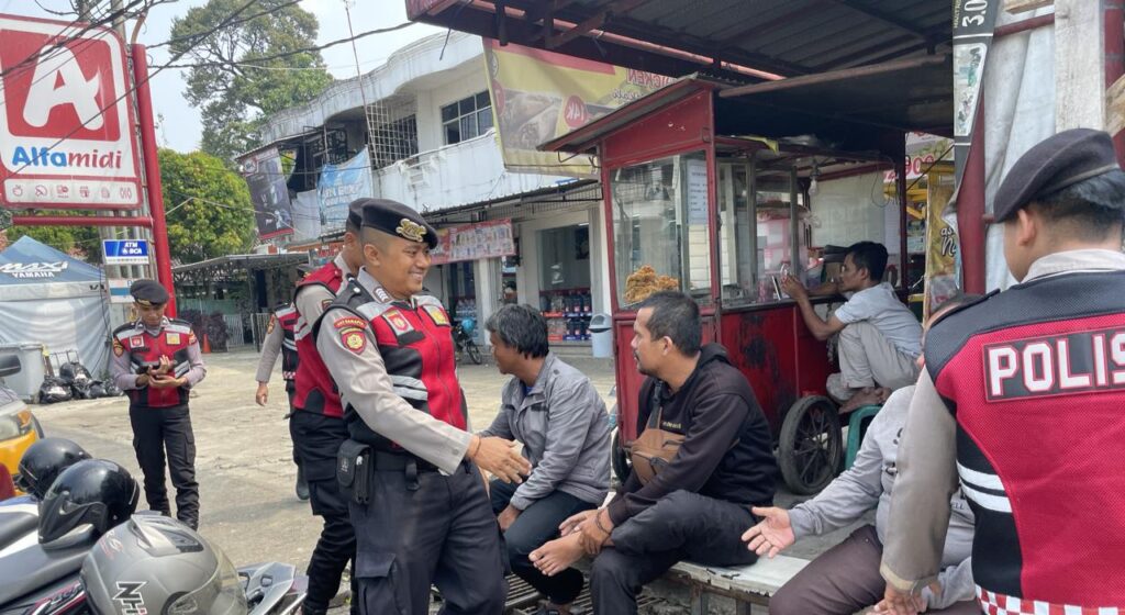 Sat Samapta Polres Pandeglang Sambangi Pangkalan Ojek di Persimpangan, Berikan Edukasi Kamtibmas 5 WhatsApp Image 2024 07 20 at 17.21.37 1