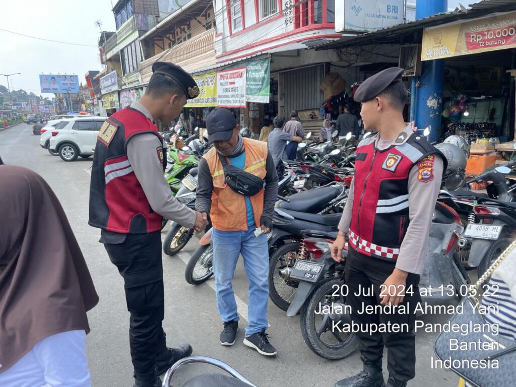Sat Samapta Polres Pandeglang Berikan Himbauan Kamtibmas kepada Tukang Parkir di Pasar Badak Pandeglang 3 WhatsApp Image 2024 07 20 at 17.23.29 1
