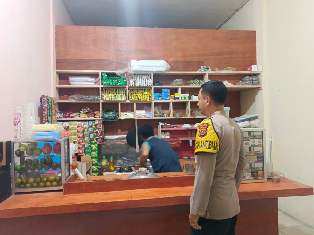 Polsek Menes Melaksanakan Patroli Dialogis dan Himbauan Kamtibmas Kewarung Kopi Yang Buka Malam Hari 3 WhatsApp Image 2024 07 20 at 20.40.50
