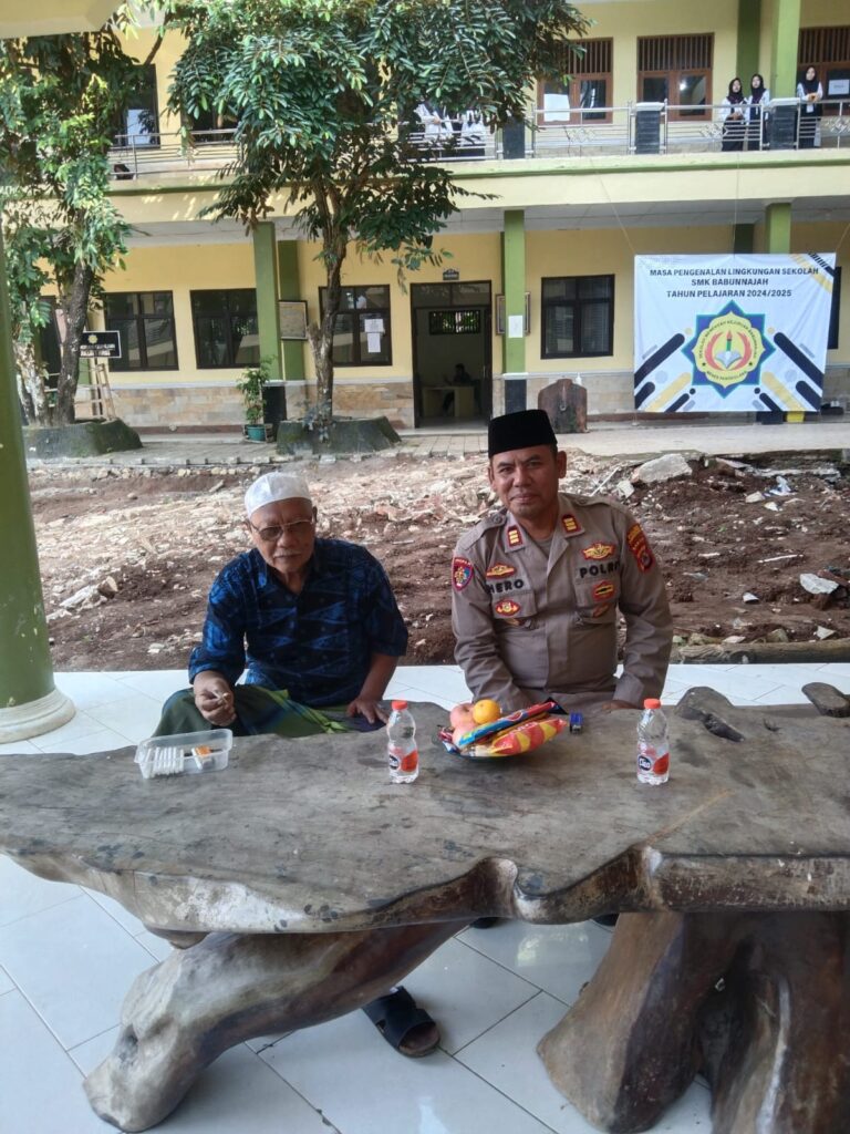 Kapolsek Menes Sambangi Tokoh Agama KH. Aman Sairi di Pandeglang 4 WhatsApp Image 2024 07 20 at 20.50.25