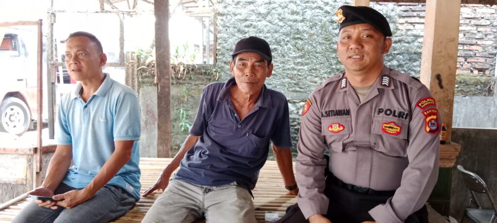 Gelar Patroli Rutin, Anggota Polsek Picung Sampaikan Himbauan Kamtibmas kepada Warga 8 WhatsApp Image 2024 07 20 at 21.02.16