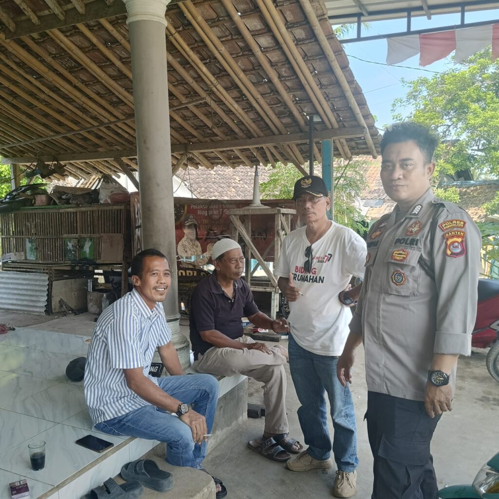 Kanit Binmas Polsek Picung Sambangi Warga, Dengarkan Keluh Kesah dan Ciptakan Kamtibmas yang Kondusif 9 WhatsApp Image 2024 07 20 at 21.02.43