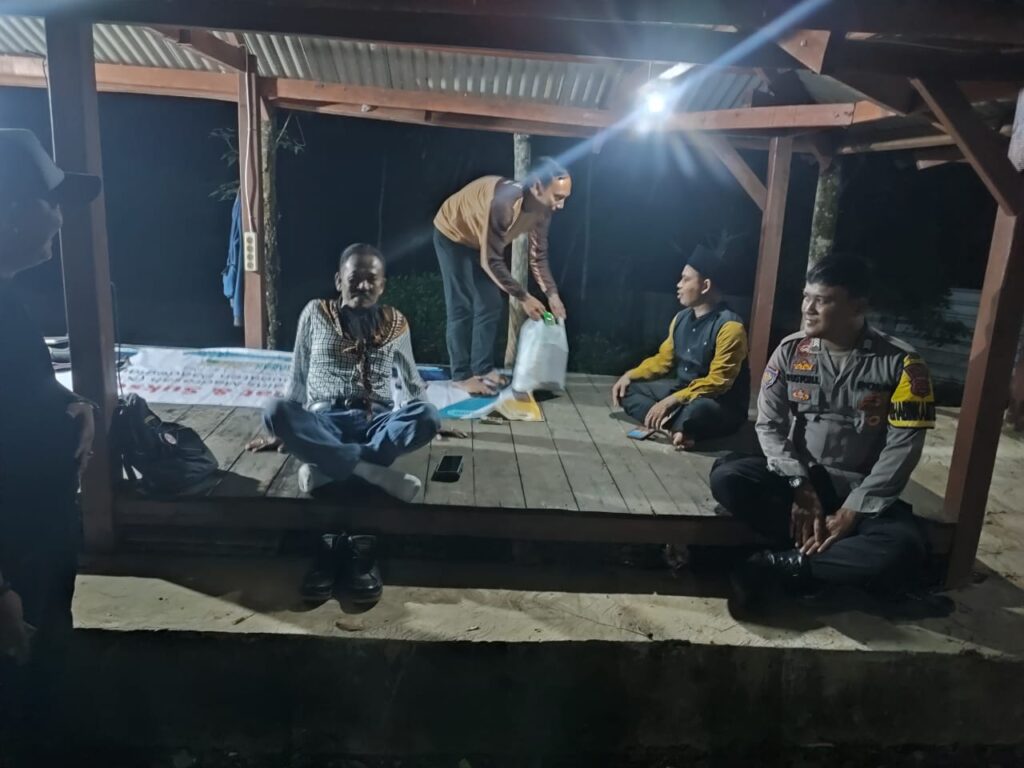 Bhabinkamtibmas Polsek Angsana Polres Pandeglang Brigadir Ruston Sambangi Masyarakat Desa Angsana 9 WhatsApp Image 2024 07 20 at 23.06.30
