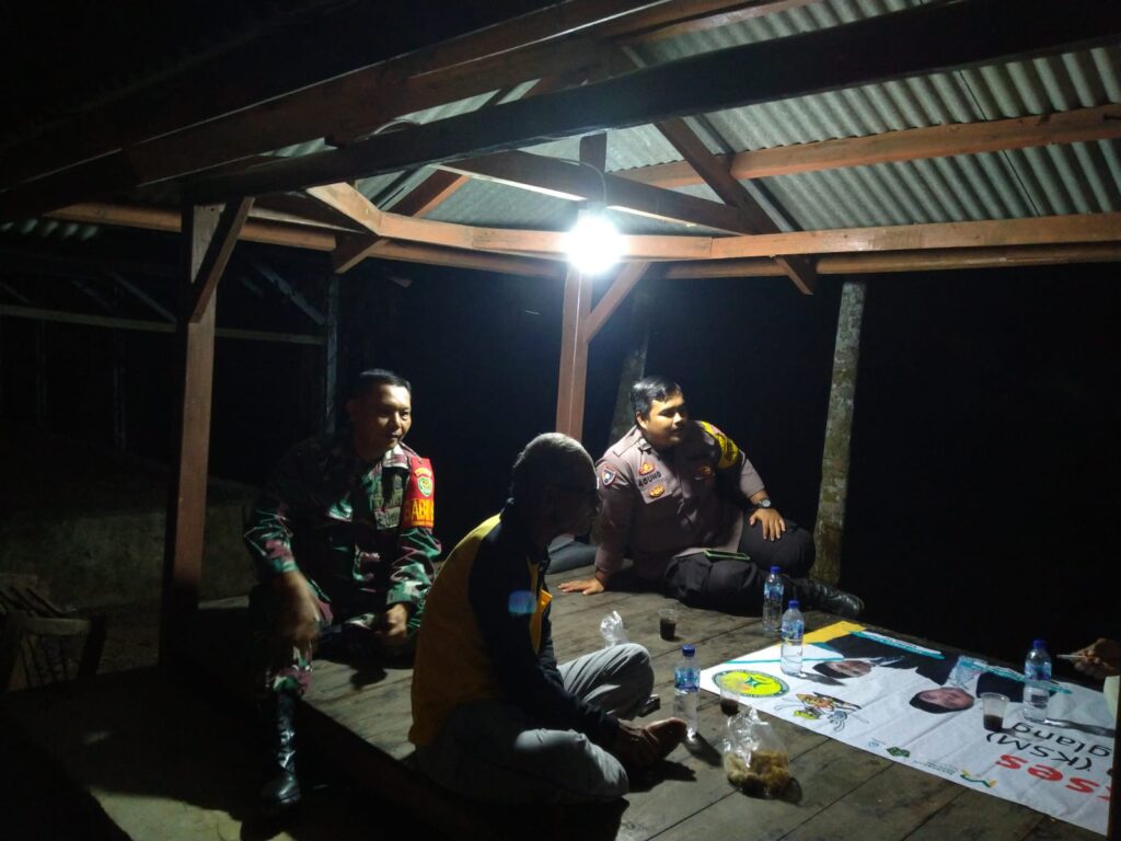 Bhabinkamtibmas Polsek Angsana dan Babinsa Bersinergi Sambangi Masyarakat Desa Angsana 3 WhatsApp Image 2024 07 20 at 23.07.23