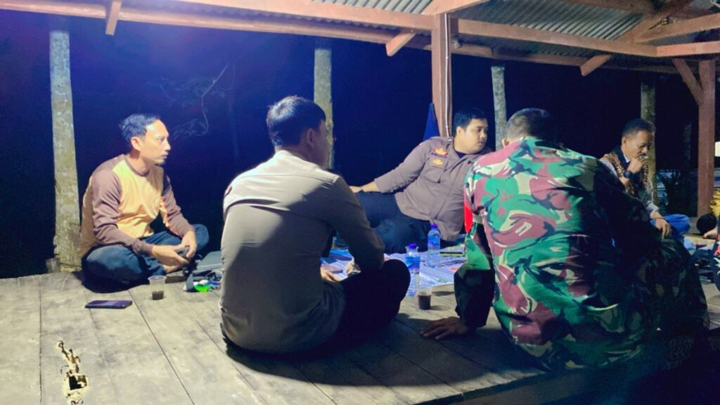 Bhabinkamtibmas Polsek Angsana Polres Pandeglang Brigadir Ruston Kunjungi Masyarakat Desa Cipinang 4 WhatsApp Image 2024 07 20 at 23.07.34