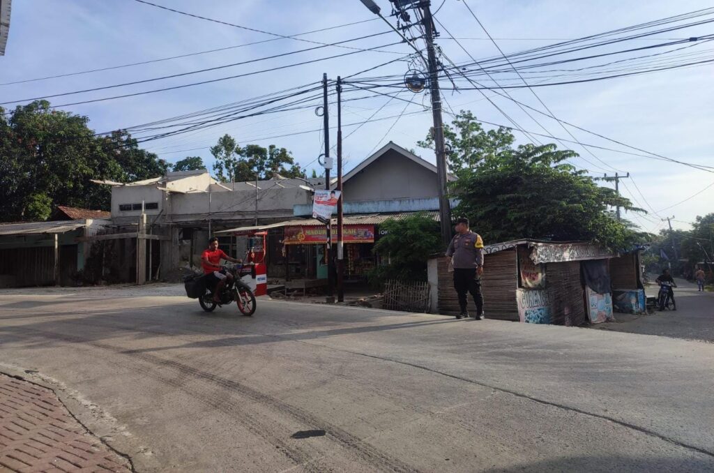 Anggota Piket Polsek Angsana Polres Pandeglang Briptu Agung Laksanakan Strongpoint Sore di Pertigaan Pasar Angsana 7 WhatsApp Image 2024 07 20 at 23.08.04