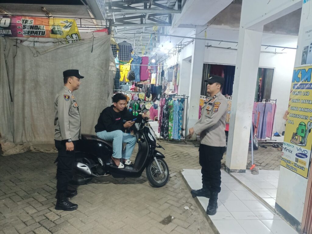 Polsek Cikeusik Gelar Patroli Dialogis Malam, Jaga Kamtibmas dan Dekatkan Diri dengan Masyarakat 8 WhatsApp Image 2024 07 20 at 23.47.51