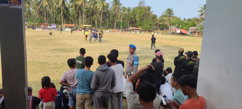 Polsek Cikeusik Berhasil Amankan Turnamen Sepak Bola di Tanjungan 9 WhatsApp Image 2024 07 20 at 23.53.38