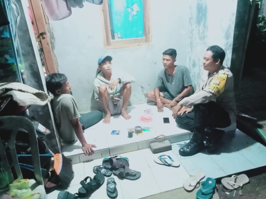 Polsek Carita Cek Kamtibmas: Bripka Bambang Tanyakan Situasi di Desa kepada Pemuda Ronda 10 WhatsApp Image 2024 07 21 at 05.19.43