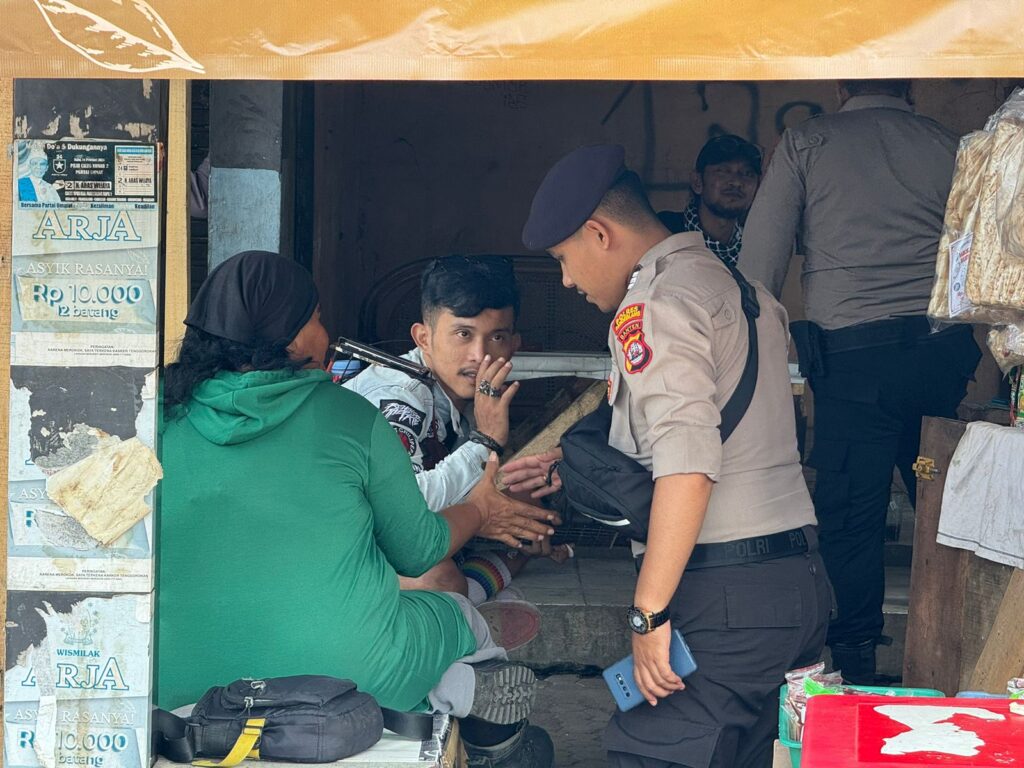 Sat Samapta Polres Pandeglang Sambangi Pengamen Jalanan dalam Kegiatan Dialogis di Pertigaan Mengger 6 WhatsApp Image 2024 07 21 at 17.45.03
