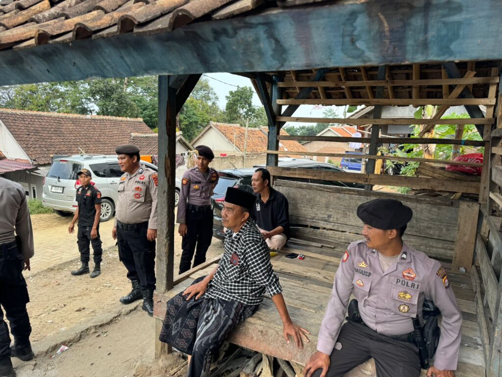Sat Samapta Polres Pandeglang Gelar Kegiatan Sambang Dialogis di Kp. Simpereun 5 WhatsApp Image 2024 07 21 at 18.00.17