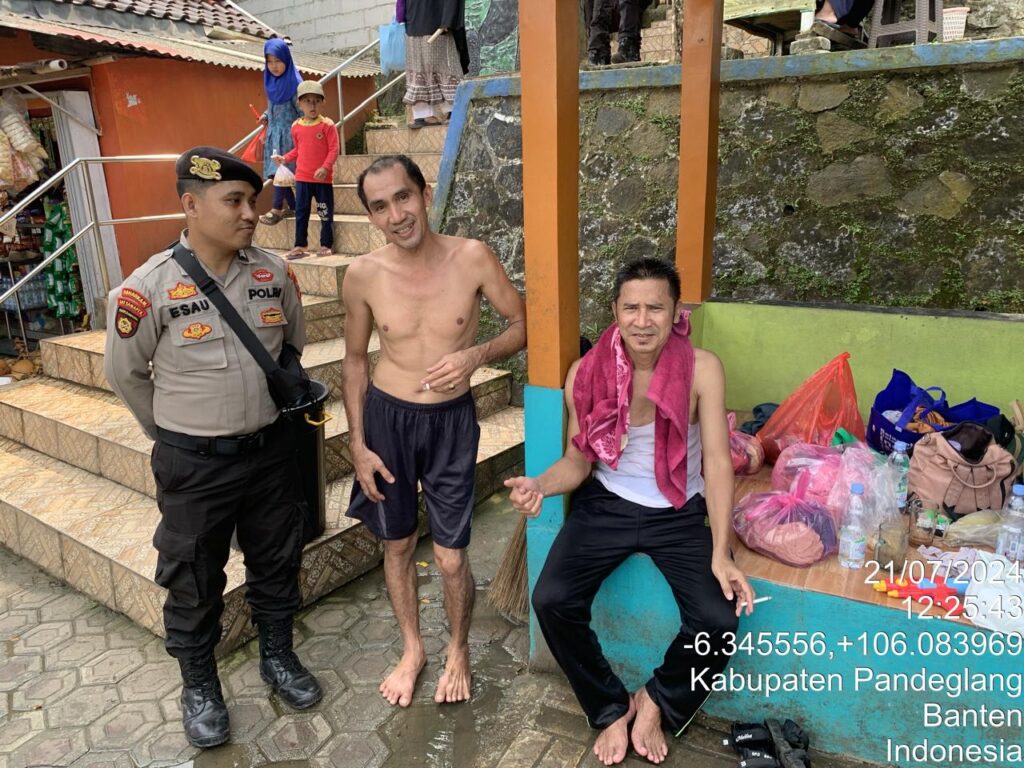 Sat Samapta Polres Pandeglang Gelar Patroli Dialogis di Obyek Wisata Pemandian Alam Sari 4 WhatsApp Image 2024 07 21 at 18.00.32