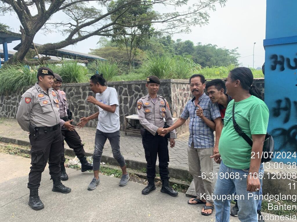 Sat Samapta Polres Pandeglang Sambangi Kondektur Angkutan Umum di Terminal Kadubanen 3 WhatsApp Image 2024 07 21 at 18.00.34