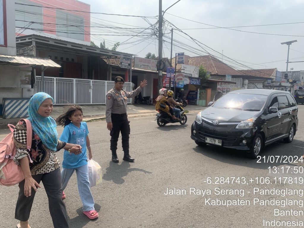 Sat Samapta Polres Pandeglang Berikan Pelayanan Prima dengan Pengaturan Lalu Lintas di Persimpangan Cigadung 2 WhatsApp Image 2024 07 21 at 18.00.39
