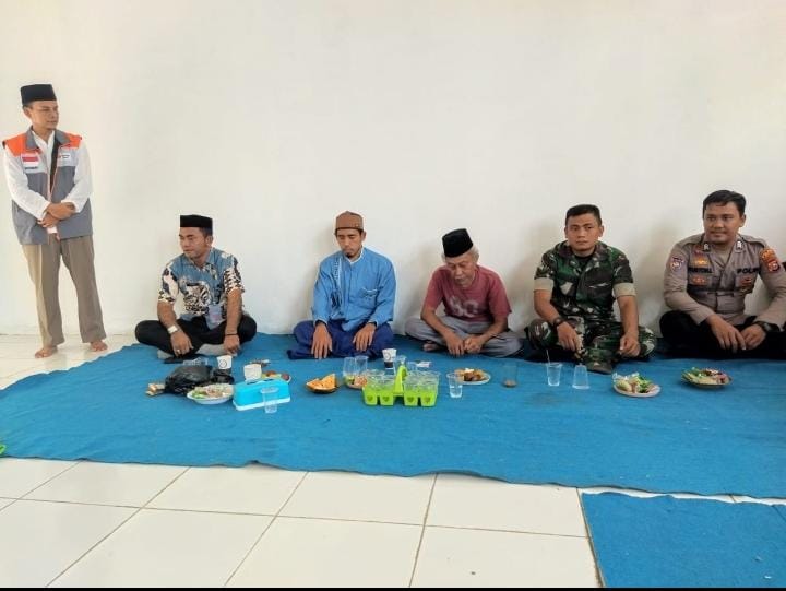 Bhabinkamtibmas Polsek Angsana Polres Pandeglang Hadiri Pengajian di Desa Angsana 6 WhatsApp Image 2024 07 21 at 19.22.14