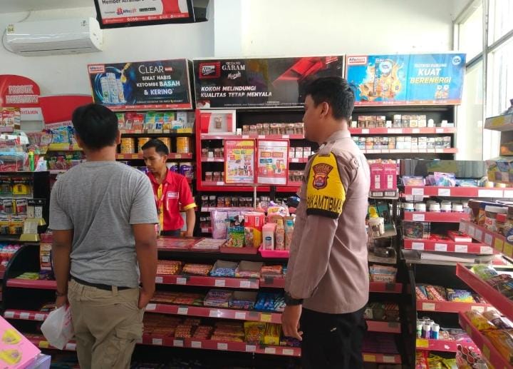 Bhabinkamtibmas Polsek Angsana Polres Pandeglang Laksanakan Patroli Dialogis Sasar Waralaba dan Pertokoan 8 WhatsApp Image 2024 07 21 at 19.22.39