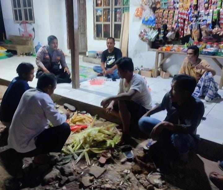 Dengan Metode Door to Door, Bhabinkamtibmas Polsek Angsana Polres Pandeglang Sambangi Masyarakat Desa Karangsari 9 WhatsApp Image 2024 07 21 at 19.22.55