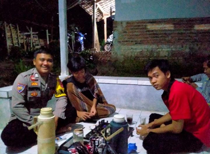 Dekatkan Diri dengan Masyarakat, Bhabinkamtibmas Polsek Angsana Polres Pandeglang Sambangi Masyarakat Desa Padaherang 10 WhatsApp Image 2024 07 21 at 19.23.07