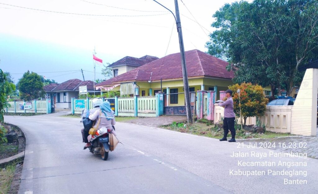 Anggota Piket Polsek Angsana Polres Pandeglang Laksanakan Strongpoint Sore 4 WhatsApp Image 2024 07 21 at 19.23.52
